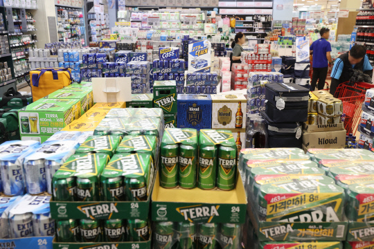 6월 28일 서울의 한 대형마트에 주류가 진열되어 있다. [연합뉴스]